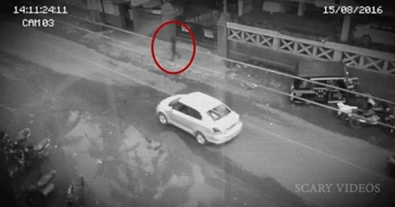 దెయ్య‌మా, మ‌నిషా?.. కార్లు గుద్దుకుంటూ వెళుతున్న అలానే న‌డుచుకుంటూ వెళుతున్నాడు!