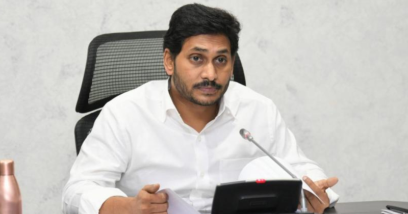 వాలంటీర్లకు షాకిచ్చిన సీఎం వై ఎస్ జగన్ !