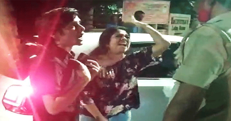 పీక‌ల‌దాకా తాగి మ‌హిళా డైరెక్ట‌ర్ ర‌చ్చ‌.. పోలీసుల‌ని బూతులు తిట్ట‌డంతో….