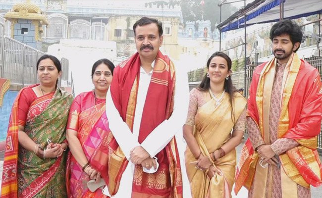 శ్రీవారిని సేవలో నిహారిక , చైతన్య !