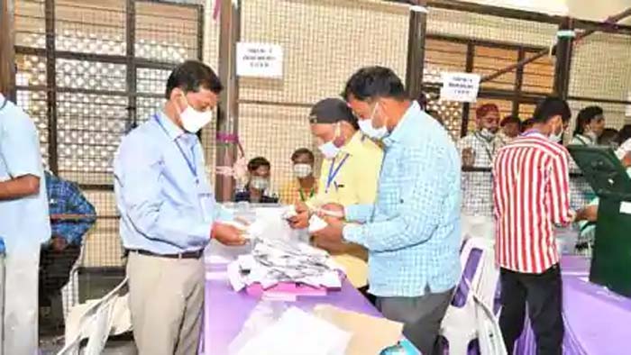 షాకింగ్ : బ్యాలెట్ బాక్సులో ఎక్కువగా ఉన్న 33 ఓట్లు.. కౌంటింగ్ నిలిపివేత?