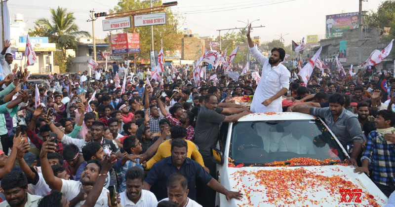 పవన్ ఒక్కసారి రోడ్డెక్కితే జగన్ మంత్రి వర్గం మొత్తం కదిలిపోయిందిగా !