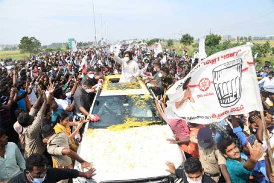 పవన్ కళ్యాణ్ పర్యటనలో అపశృతి .. ముగ్గురికి తీవ్ర గాయాలు !