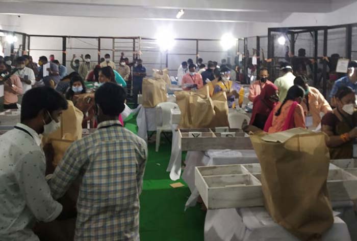 పోస్టల్ బ్యాలెట్ ఓట్ల లెక్కింపు పూర్తి.. ఆధిక్యంలో బీజేపీ.. బిత్తరపోతున్న టీఆర్ఎస్ నేతలు?
