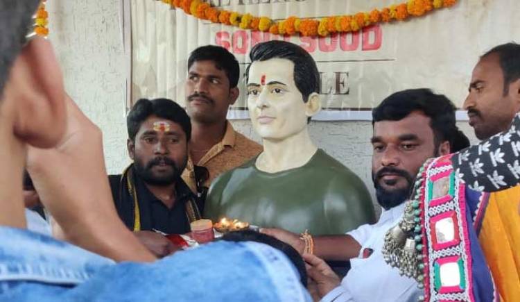 సోనూసూద్‌ కు గుడి కట్టిన తెలంగాణ వాసి !