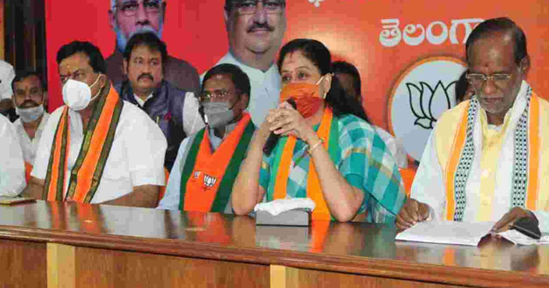 కేసీఆర్‌ని ఏకిపారేసిన బీజేపీ రాములమ్మ