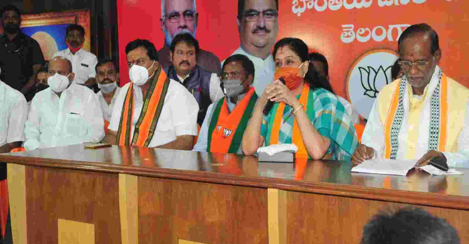 vijayashanthi fire on cm kcr