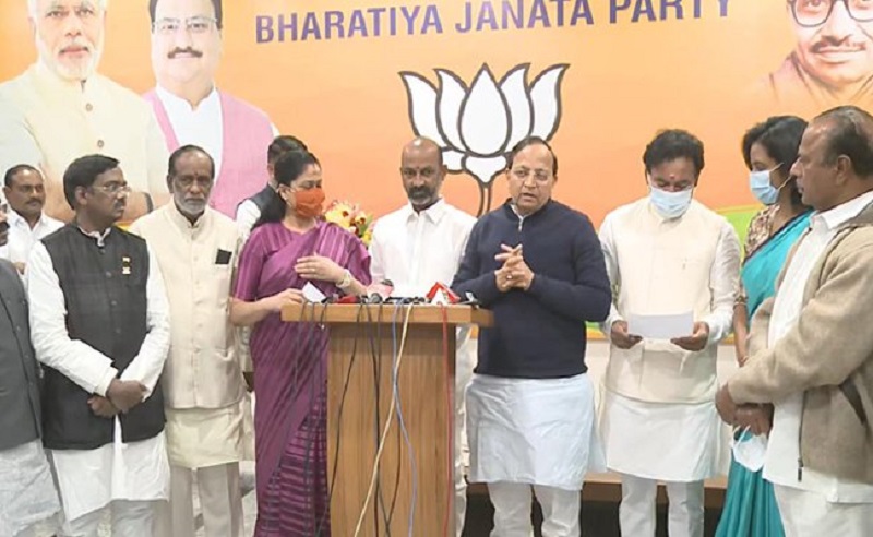 కమలం కండువా కప్పుకున్న రాములమ్మ !