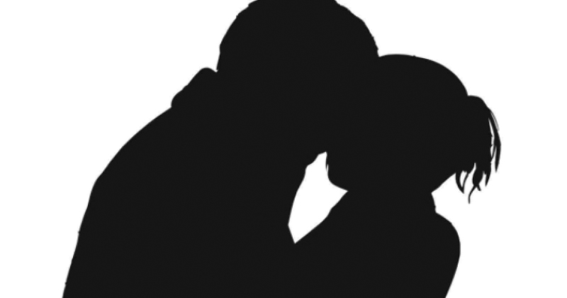 గుట్టపై ప్రియుడితో వివాహిత రాసలీలలు.. త‌ప్పు చేస్తున్న భార్య‌ను రెడ్ హ్యాండెడ్‌గా పట్టించిన గొర్రె