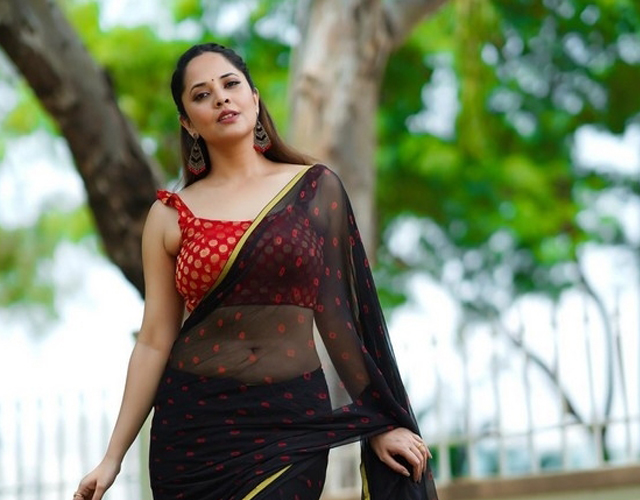 అనసూయ ఈ నిర్ణయం తీసుకోవడం జబర్దస్త్ ఫ్యాన్స్ కి అస్సలు నచ్చడం లేదు.