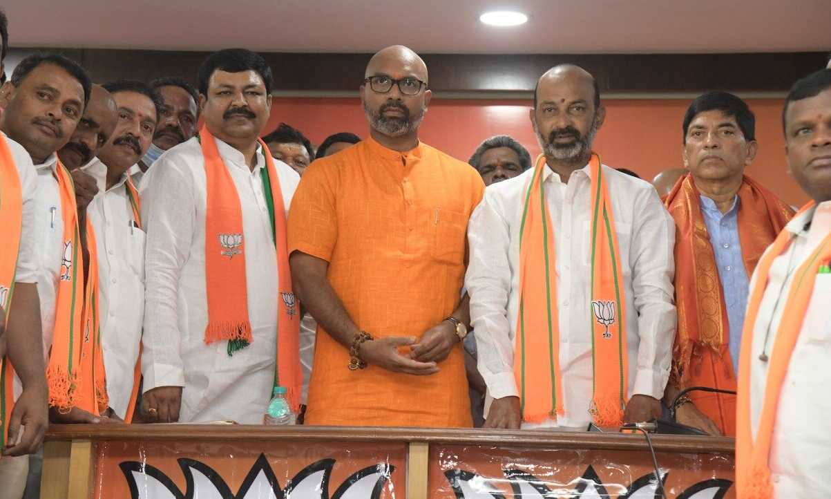 బండి సంజయ్ గురించి ధర్మపురి అలా అనేశాడు ఏంటి బాబోయ్ !