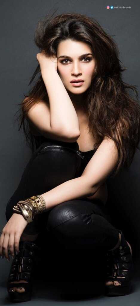 Kriti Sanon Stylish Looks Kriti Sanon Stylish Looks