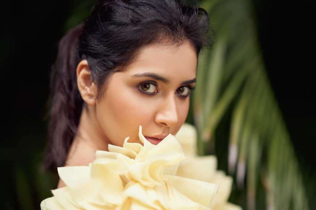 Raashi Khanna Beautiful Clicks