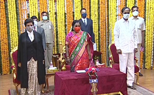 తెలంగాణ తోలి మహిళా సీజేగా హిమాకోహ్లి ప్రమాణస్వీకారం