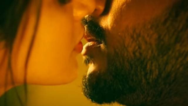 అందాల రాక్షసి.. పెదాలు కొరికిందా?