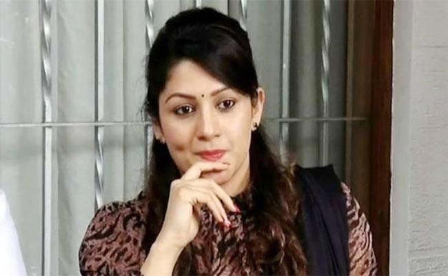 చిక్కుల్లో మాజీ ముఖ్యమంత్రి భార్య .. ఏమైంది !