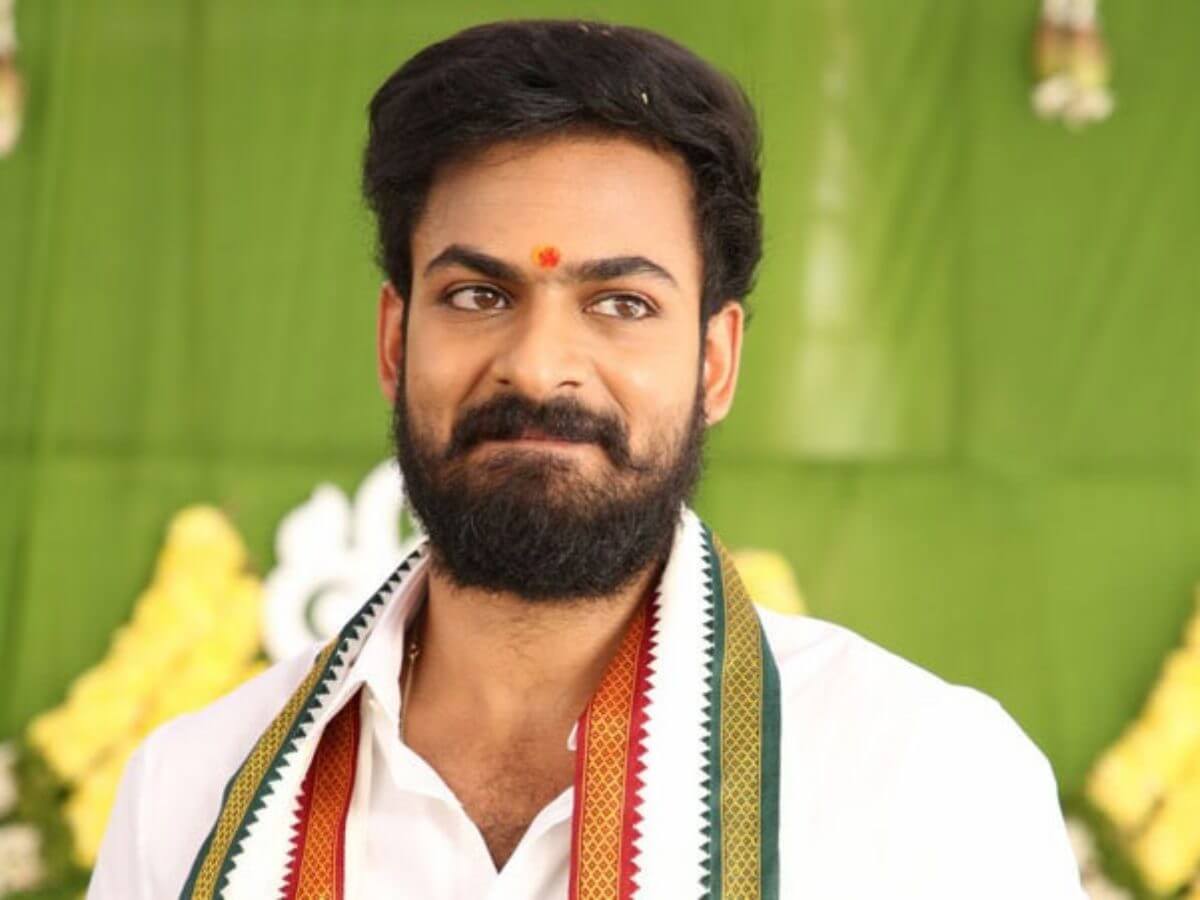 మెగా హీరో  వైష్ణ‌వ్ తేజ్ జెట్ స్పీడ్ లో దూసుకెళ్తున్నాడు