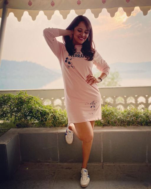 Anasuya Bharadwaj Exposes her thighs