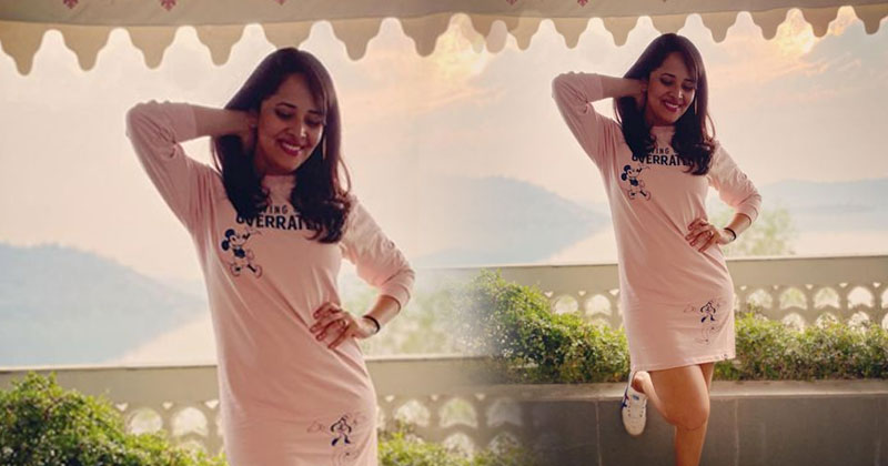 ప్యాంట్ వేసుకోకుండా రచ్చ.. కొత్త ఏడాదిలో అనసూయ ఫోటోలతో దాడి