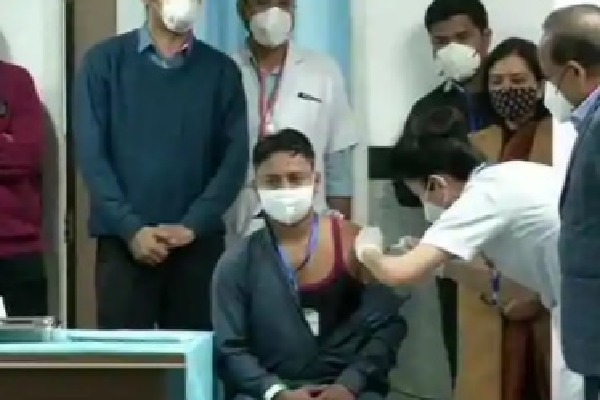 దేశంలో తొలి వ్యాక్సిన్ వేయించుకున్న వ్యక్తి ఎవరో తెలుసా !