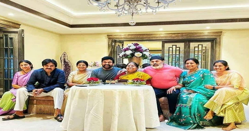 అమ్మ బ‌ర్త్‌డే రోజున ఏక‌మైన మెగా ఫ్యామిలీ.. వైర‌ల్‌గా మారిన ఫ్యామిలీ పిక్
