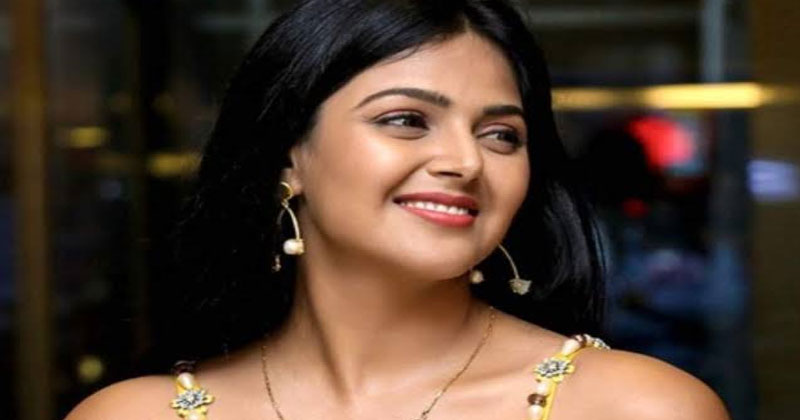 అఖిల్ గురించి అడిగిన ప్రశ్నలకు కలత చెందిన మోనాల్ గజ్జర్.. ఇకనైనా ఆపేయండి ప్లీజ్ అంటూ విజ్ఞ‌ప్తి