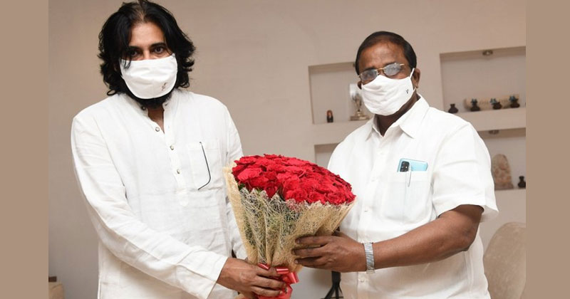 పవన్ కు బీజేపీ వల్లనే నష్టం కలుగుతుందా!! మత, కుల రాజకీయాల రంగు పవన్ కు కూడా అంటుకుందా!!