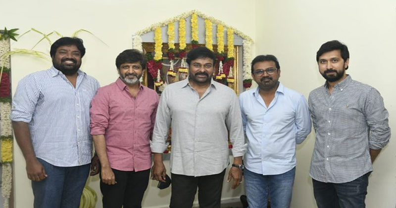 పిక్చ‌ర్ ప‌ర్‌ఫెక్ట్‌.. న‌లుగురు కెప్టెన్స్‌తో మెగాస్టార్ పిక్ వైర‌ల్‌