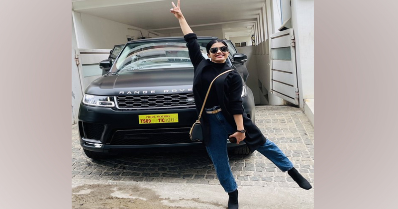 కొత్త కారు ముందు ర‌ష్మిక ఫోజులు.. మీతో పంచుకోవాల‌నిపించింది అంటూ ట్వీట్