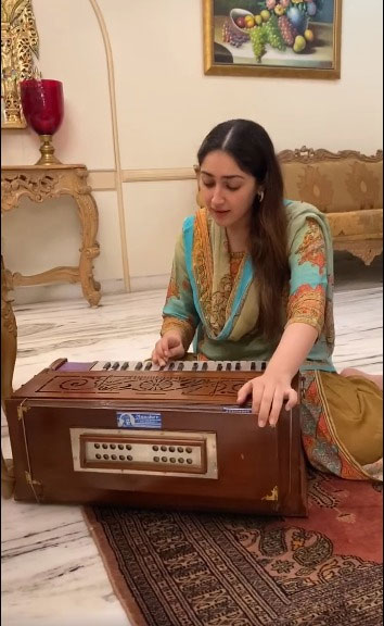 Heroine Sayyeshaa playing Harmony
