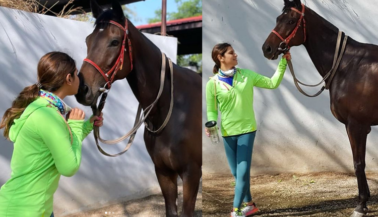 గుర్రాన్ని మ‌చ్చిక చేసుకుంటున్న ఉపాస‌న .. స్వారీ చేసేందుకు సిద్ద‌మ‌వుతుందా, ఏంటి?