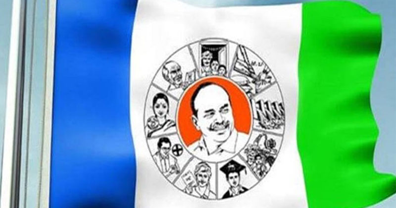 వైసీపీని నిండా ముంచేస్తున్నది వాళ్ళేనా.?