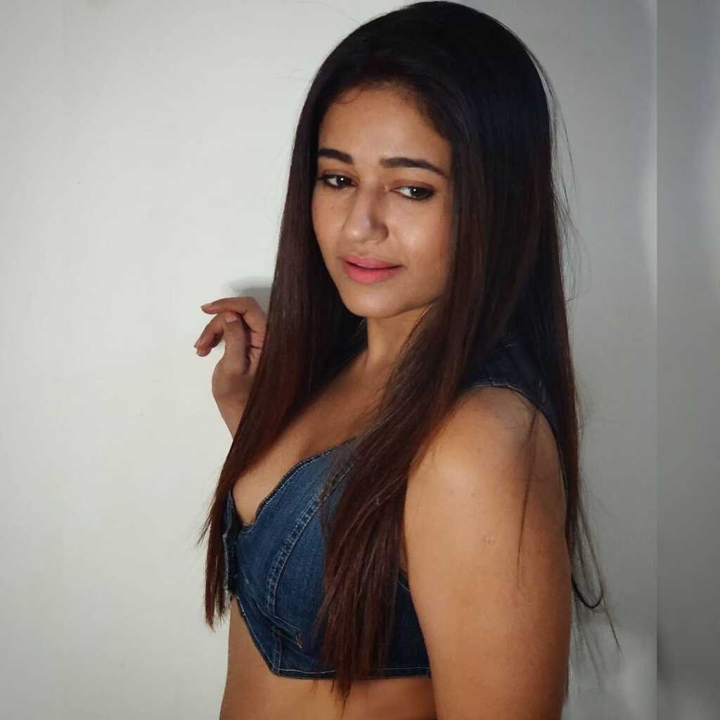 Poonam Bajwa Joshful pics