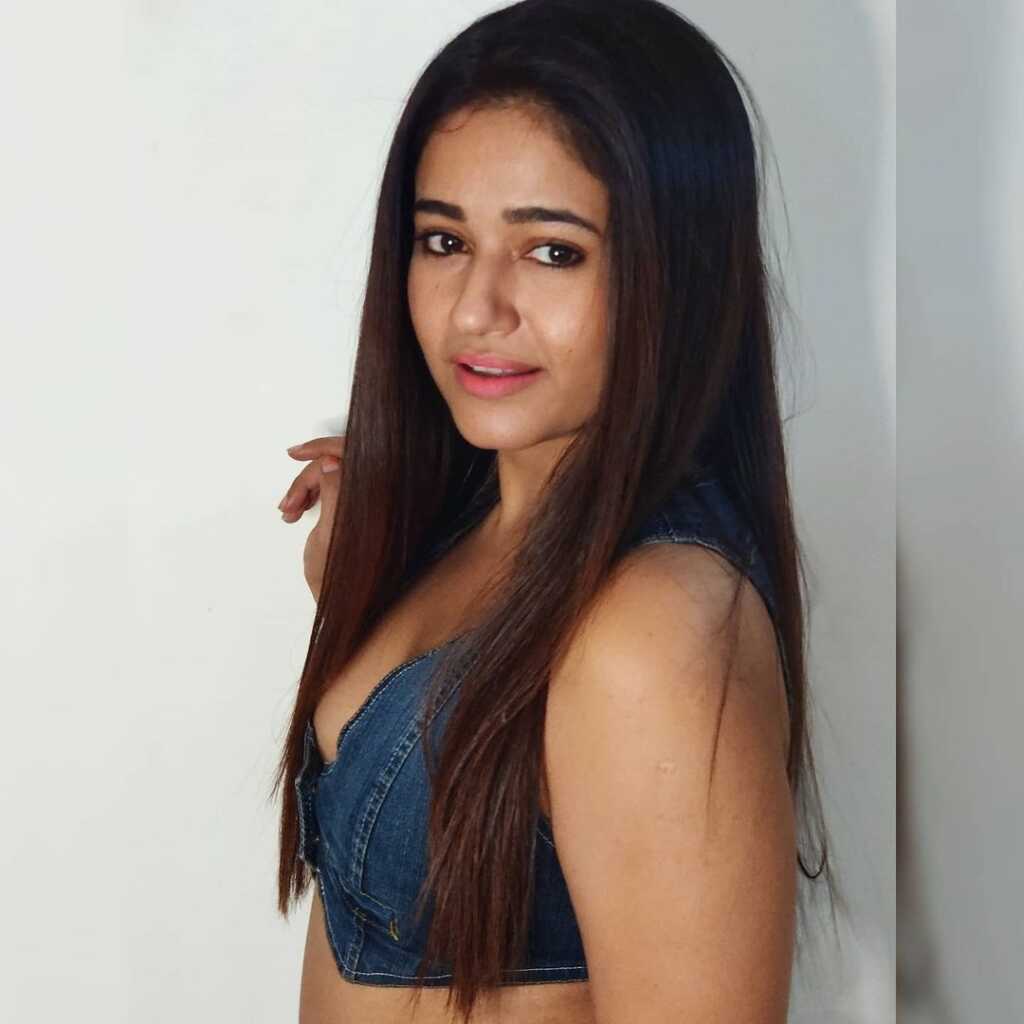 Poonam Bajwa Joshful pics