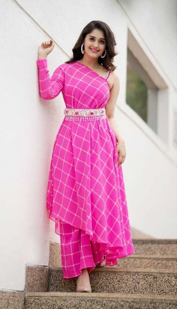 Surbhi Amazing Looks