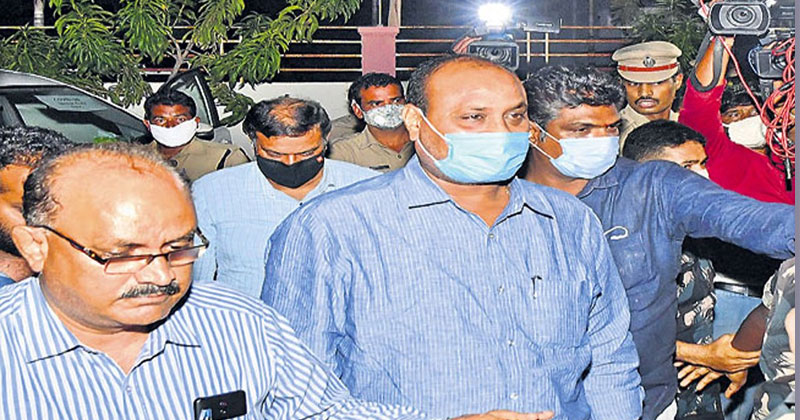 అటు అరెస్టు, ఇటు అరాచకం.. ఏపీలో అసలేం జరుగుతోంది.?