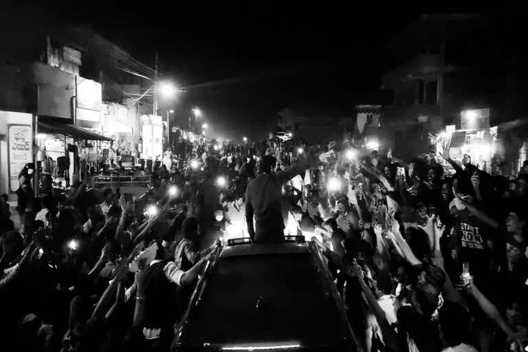 అల్లు అర్జున్ కోసం కోసం రోడ్డెక్కిన అభిమానులు