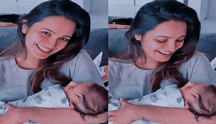 కుమారుడి ఫొటో షేర్ చేసిన నువ్వు నేను బ్యూటీ.. వైర‌ల్‌గా మారిన ఫొటో