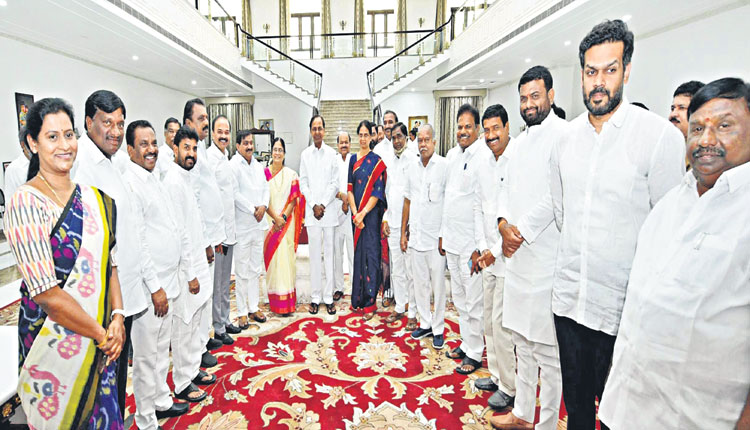 ముగిసిన గ్రాడ్యూయేట్‌ ఎమ్మెల్సీ నామినేషన్ల గడువు .. నేతలకి సీఎం కేసీఆర్‌ దిశానిర్దేశం !