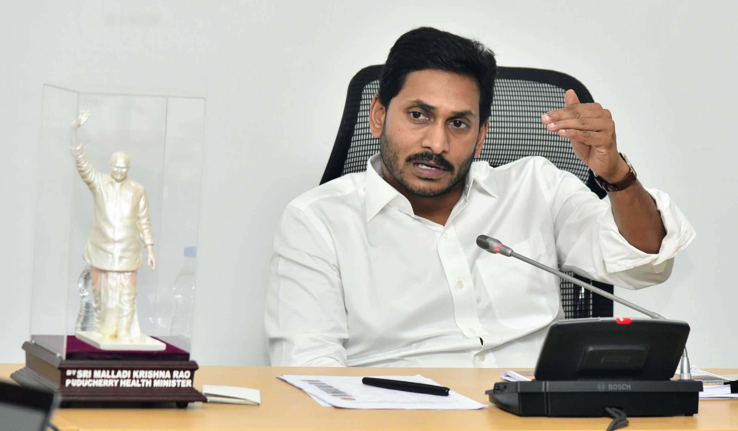 జగన్ పరువు తీసేసిన వాలంటీర్లు – ఇదెక్కడి గొడవరా బాబు !