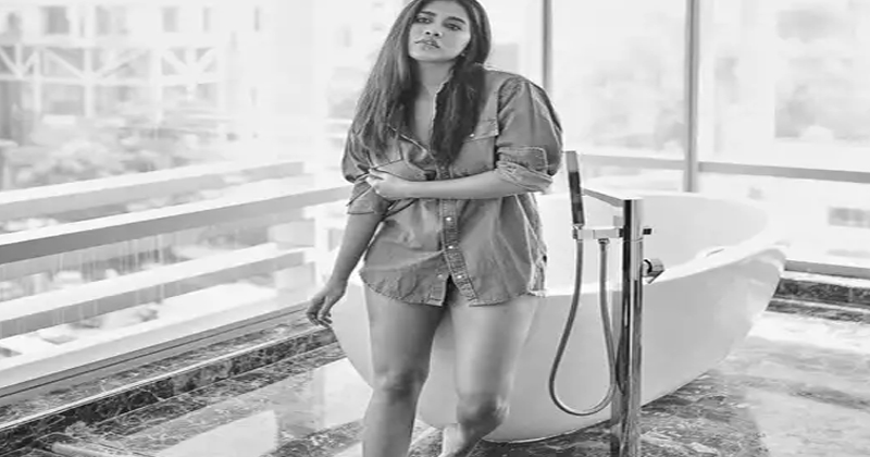 బాత్‌రూంలో ఫొటో షూట్.. ప్యాంట్ మ‌ర‌చిపోయావా అంటూ కామెంట్