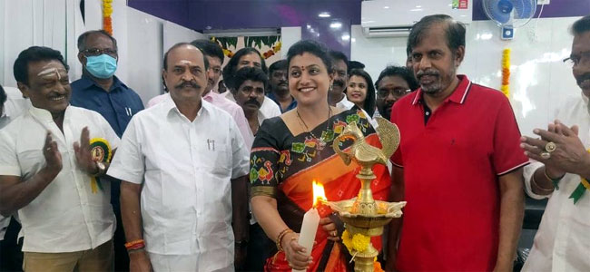 రోజా హాట్ హాట్ కామెంట్స్ , ఎవరిని టార్గెట్ చేసిందో తెలుసా ?