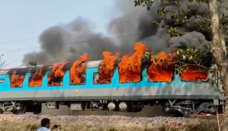 శ‌తాబ్ది ఎక్స్‌ప్రెస్‌ లో అగ్నిప్రమాదం .. బూడిదైన రైలు బోగి