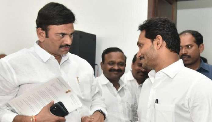 రఘురామకృష్ణరాజుని వైఎస్సార్సీపీ ఎందుకు పీకెయ్యడంలేదు.?
