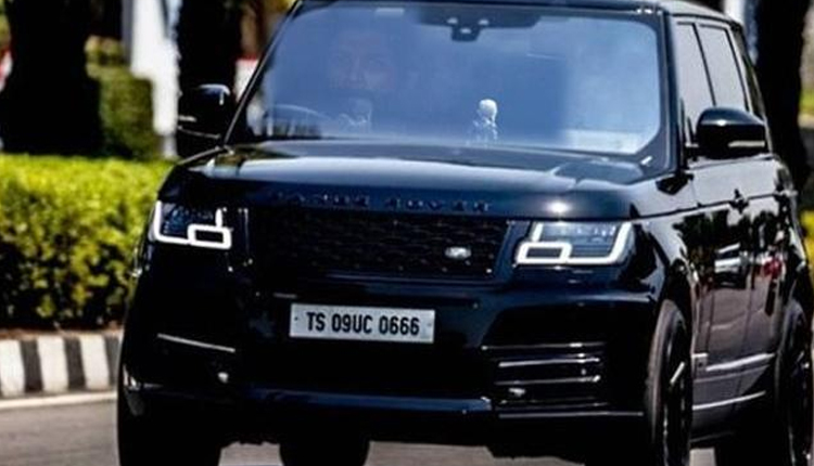 రేంజోవ‌ర్ కార్ లో రోడ్డు పై దూసుకుపోతున్న అల్లు అర్జున్!