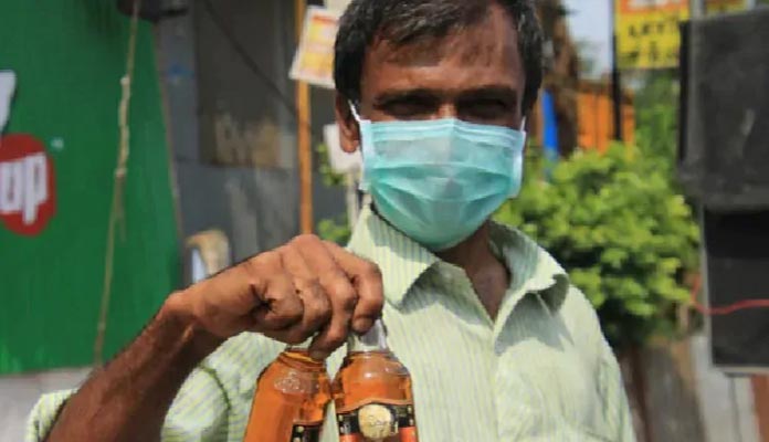 మందుబాబులకున్న సోయ.. విద్యావంతులకు లేదాయె.!