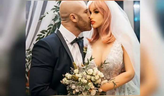 విచిత్రం: ఒక సెక్స్ టాయ్ తో పెళ్లి, విడాకులు..! మరో సెక్స్ టాయ్ తో పెళ్లి