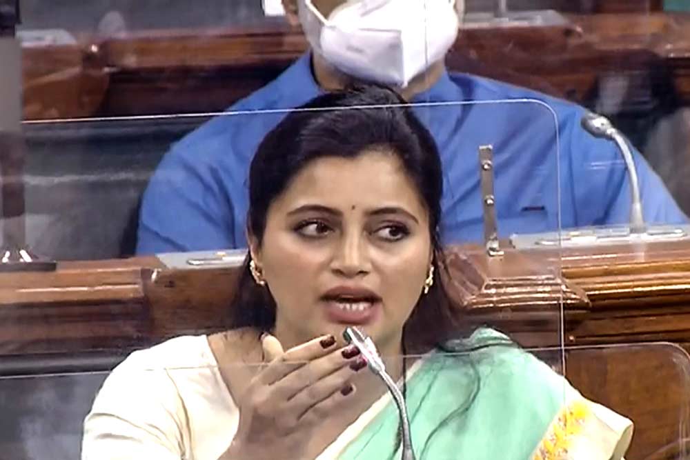 ఆ పార్టీ ఎంపీ యాసిడ్‌ పోస్తానన్నాడు .. ఎంపీ నవనీత్‌ కౌర్