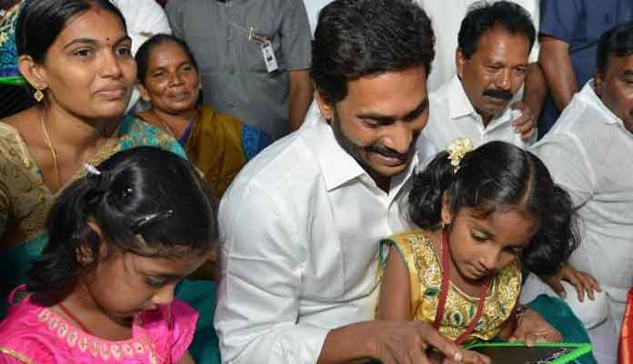 జగనన్న విద్యా దీవెన.. ప్రకటనల ఖర్చు అలా ఉపయోగించొచ్చేమో.!