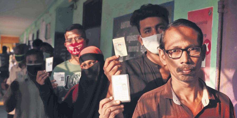 Telangana: కరోనా గిరోనా జాన్తా నై: ఓటర్లు పోటెత్తారంతే.!